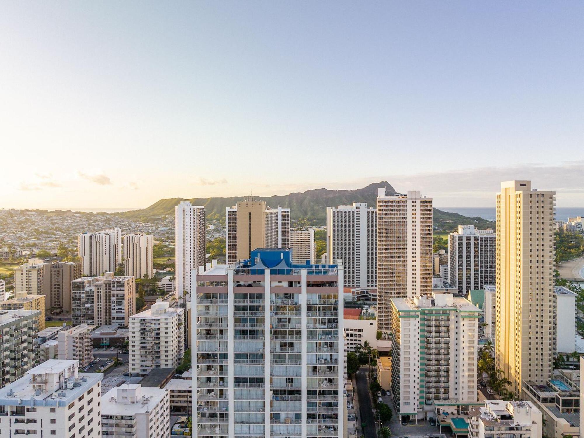 Ocean View 1 Bedroom Corner Unit Steps To Waikiki Apartment *