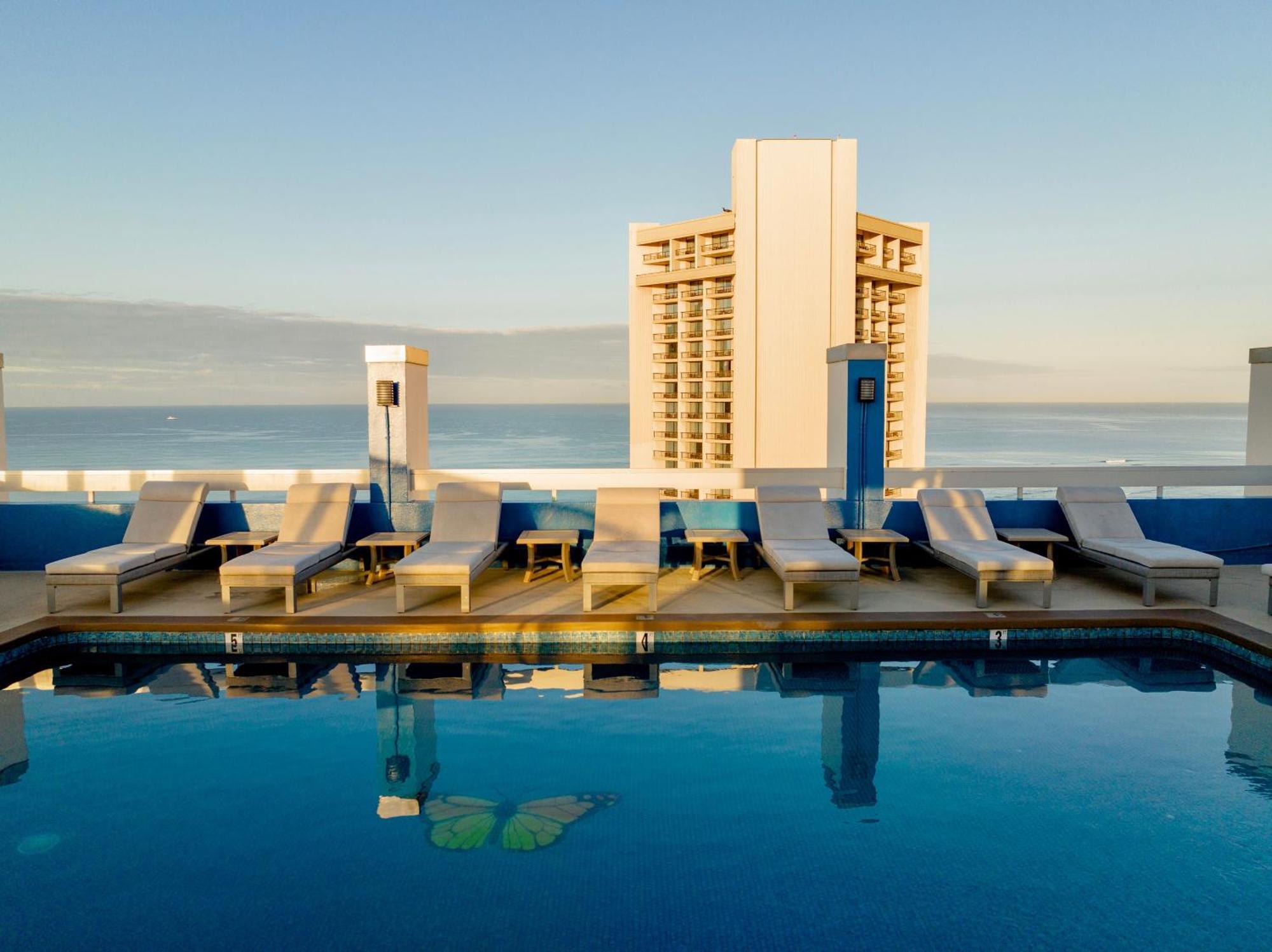 Ocean View 1 Bedroom Corner Unit Steps To Waikiki *