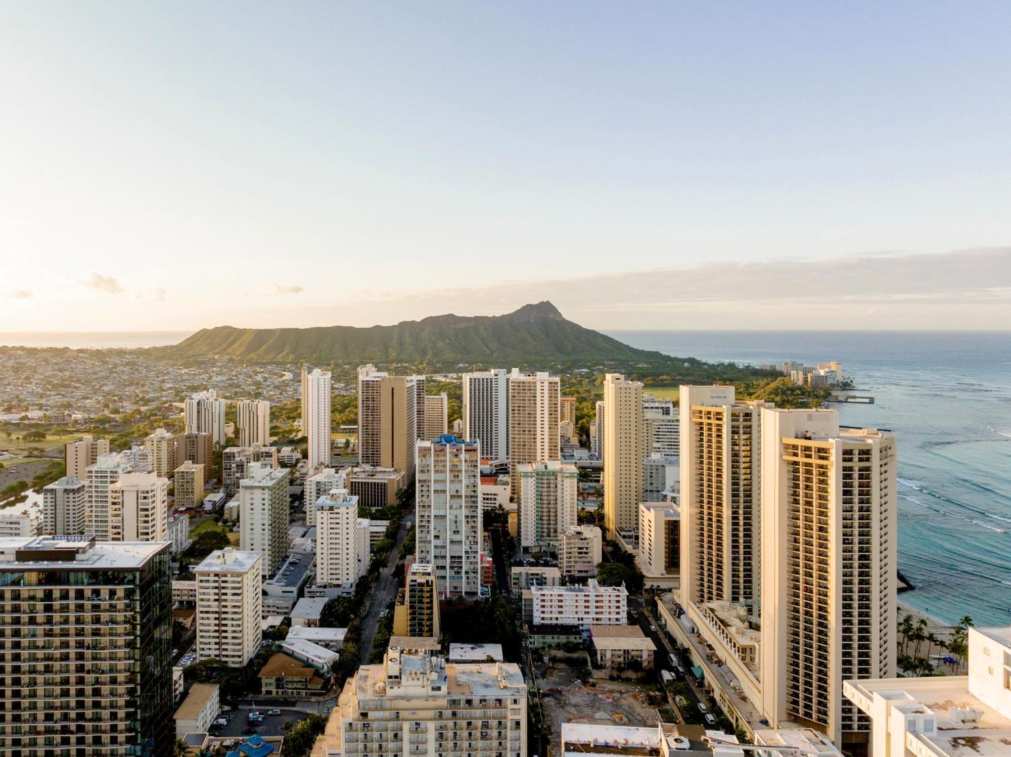 Ocean View 1 Bedroom Corner Unit Steps To Waikiki